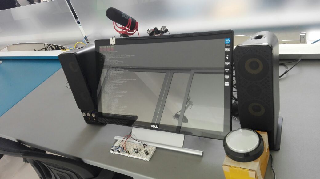 Prototipo del kiosco: pantalla táctil, parlantes, micrófono, cámara, botón físico y sensores en la protoboard
