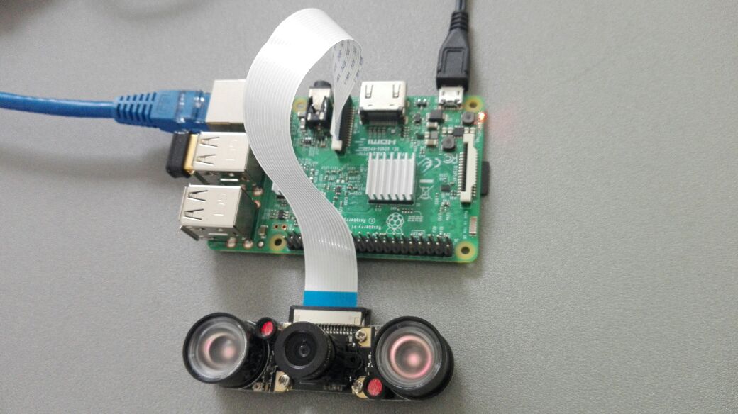 Raspberry Pi con un módulo de cámara conectado por cable plano