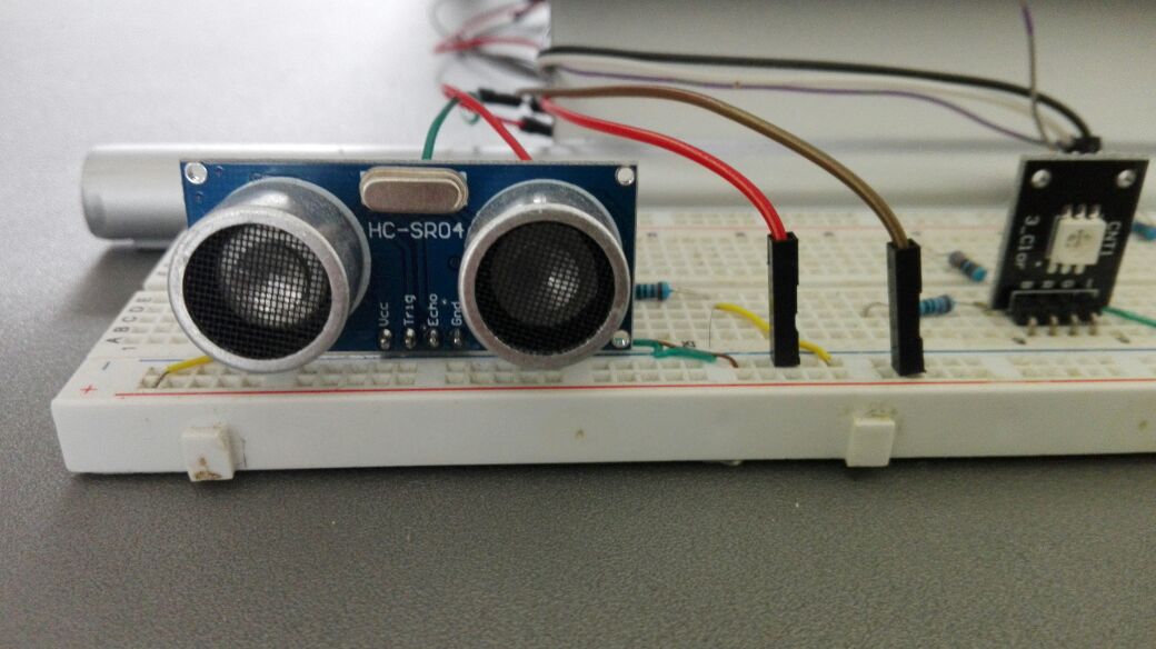 Sensor de distancia HC-SR04 montado en una protoboard